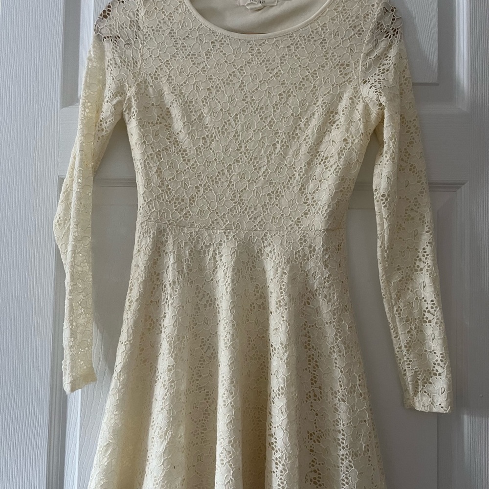 Beautiful lace cream Aline dress size small.